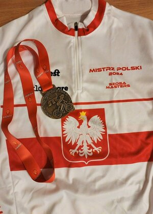 Koszulka zawodniczki z godłem Polski oraz medal