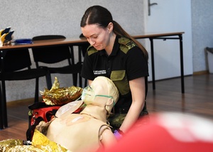 Funkcjonariuszka SG podczas kursu z zakresu kwalifikowanej pierwszej pomocy