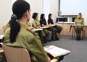 Funkcjonariusze SG podczas kursu w sali wykładowej