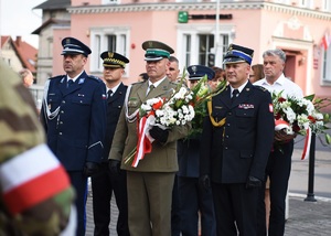 Przedstawiciele służb mundurowych w trakcie uroczystości