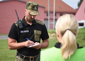 Słuchacze szkolenia podstawowego w trakcie egzaminu.