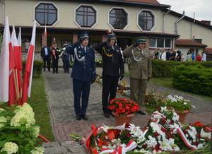 Przedstawiciele służb mundurowych oddają honor