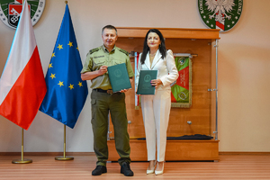 Zdjęcie pamiątkowe po podpisaniu porozumienia w Sali Tradycji Ośrodka