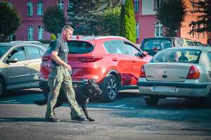 Przewodnik z psem służbowym w trakcie egzaminu