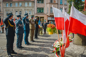 Przedstawiciele służb mundurowych oddający hołd ofiarą II wojny światowej