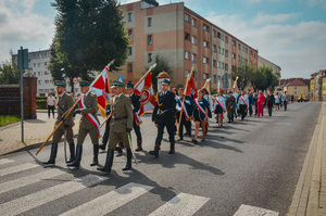 Przemarsz pocztów sztandarowych ulicami Lubania do kościoła