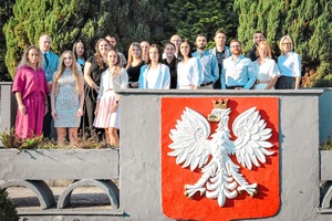 Zdjęcie grupowe uczestników szkolenia na trybunie Ośrodka