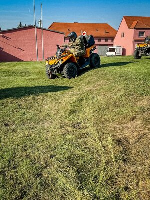 Uczestnik szkolenia jadący pojazdem typu ATV podczas zajęć na terenie Ośrodka