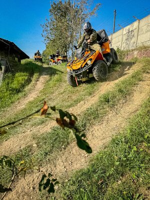 Trzech uczestników szkolenia jadących pojazdami typu ATV podczas zajęć na terenie Ośrodka