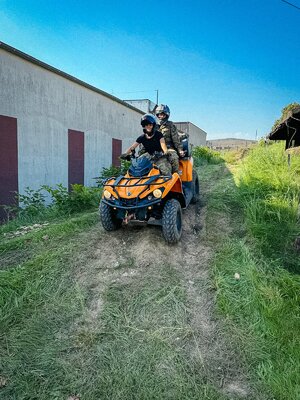 Uczestnik szkolenia jadący pojazdem typu ATV podczas zajęć na terenie Ośrodka