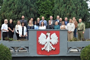 Zdjęcie grupowe uczestników szkolenia na trybunie Ośrodka