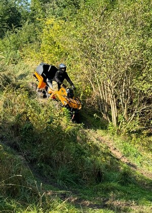 Funkcjonariusz SG na pojeździe ATV w terenie Funkcjonariusz SG na pojeździe ATV w terenie