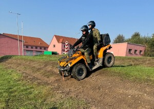 Dwóch Funkcjonariuszy SG na pojeździe ATV Dwóch Funkcjonariuszy SG na pojeździe ATV