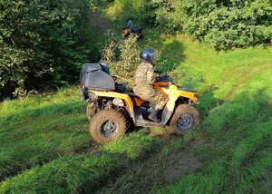 Funkcjonariusz SG na pojeździe ATV w terenie Funkcjonariusz SG na pojeździe ATV w terenie