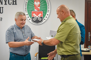 Zastępca Komendanta Ośrodka Szkoleń Specjalistycznych płk SG Tomasz Różański wręcza certyfikaty ukończenia szkolenia Zastępca Komendanta Ośrodka Szkoleń Specjalistycznych płk SG Tomasz Różański wręcza certyfikaty ukończenia szkolenia