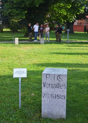 Przedstawiciele Centrum Kynologicznego Państwowej Służby Granicznej Ukrainy przy lapidarium znaków granicznych Przedstawiciele Centrum Kynologicznego Państwowej Służby Granicznej Ukrainy przy lapidarium znaków granicznych