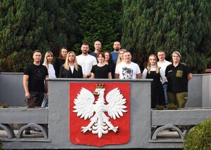 Zdjęcie grupowe uczestników szkolenia na trybunie OSS SG w Lubaniu Zdjęcie grupowe uczestników szkolenia na trybunie OSS SG w Lubaniu