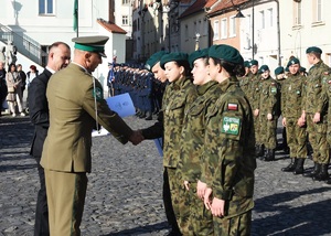 Komendant Pododdziałów Szkolnych podczas wręczania patentów kadeta Komendant Pododdziałów Szkolnych podczas wręczania patentów kadeta