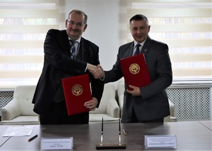 Płk SG Mariusz Ceckowski Komendant OSS SG w Lubaniu oraz ambasador Aleksiej Rogov – Szefa Biura Programowego OBWE w Biszkeku, prezentują uścisk dłoni po podpisaniu porozumienia. Płk SG Mariusz Ceckowski Komendant OSS SG w Lubaniu oraz ambasador Aleksiej Rogov – Szefa Biura Programowego OBWE w Biszkeku, prezentują uścisk dłoni po podpisaniu porozumienia.