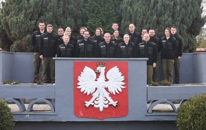 Zdjęcie grupowe uczestników szkolenia na trybunie OSSSG. Zdjęcie grupowe uczestników szkolenia na trybunie OSSSG.