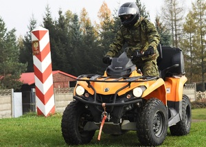 Funkcjonariusz SG na pojeździe ATV podczas szkolenia Funkcjonariusz SG na pojeździe ATV podczas szkolenia