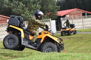 Dwóch funkcjonariuszy SG na pojeździe ATV podczas szkolenia w terenie Dwóch funkcjonariuszy SG na pojeździe ATV podczas szkolenia w terenie