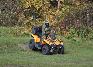 Funkcjonariusz SG na pojeździe ATV podczas szkolenia w terenie Funkcjonariusz SG na pojeździe ATV podczas szkolenia w terenie