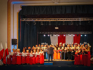 Występ chóru na scenie Miejskiego Domu Kultury w Lubaniu