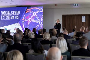 Dyrektor Agata Furgała otwiera spotkanie - przemówienie na tle ścianki z nazwą konferencji : Konferencja i warsztaty "Wyzwania XXI wieku - mowa nienawiści i przestępstwa w cyberprzestrzeni"' Dyrektor Agata Furgała otwiera spotkanie - przemówienie na tle ścianki z nazwą konferencji : Konferencja i warsztaty &quot;Wyzwania XXI wieku - mowa nienawiści i przestępstwa w cyberprzestrzeni&quot;&#039;