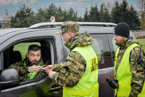 Trzech słuchacze szkolenia podstawowego podczas egzaminu praktycznego Trzech słuchacze szkolenia podstawowego podczas egzaminu praktycznego