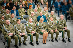 Zdjęcie zaproszonych gości siedzących na krzesłach