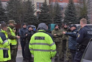 Uczestnicy szkolenia z placówek polsko - niemieckich podczas zajęć na placu. Uczestnicy szkolenia z placówek polsko - niemieckich podczas zajęć na placu.