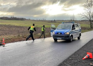 Uczestnicy szkolenia podczas zajęć praktycznych na drodze. Uczestnicy szkolenia podczas zajęć praktycznych na drodze.