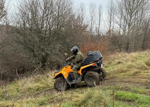 Funkcjonariusz SG na pojeździe ATV podczas szkolenia w terenie. Funkcjonariusz SG na pojeździe ATV podczas szkolenia w terenie.