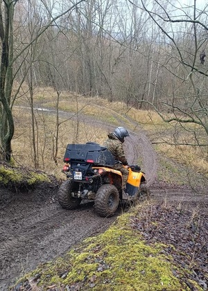 Funkcjonariusz SG na pojeździe ATV podczas szkolenia w terenie. Funkcjonariusz SG na pojeździe ATV podczas szkolenia w terenie.