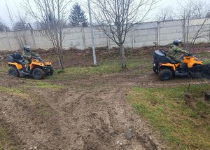 Dwóch funkcjonariuszy SG na pojazdach ATV podczas zajęć w terenie Dwóch funkcjonariuszy SG na pojazdach ATV podczas zajęć w terenie