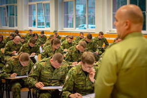 Egzaminator i słuchacze szkolenia w zakresie szkoły podoficerskiej podczas pisemnych testów egzaminacyjnych. Egzaminator i słuchacze szkolenia w zakresie szkoły podoficerskiej podczas pisemnych testów egzaminacyjnych.