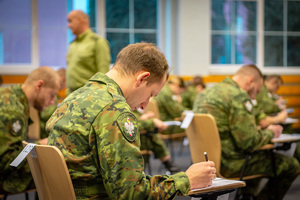 Słuchacze szkolenia w zakresie szkoły podoficerskiej podczas pisemnych testów egzaminacyjnych. Słuchacze szkolenia w zakresie szkoły podoficerskiej podczas pisemnych testów egzaminacyjnych.