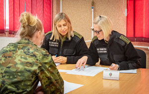 Egzaminatorki i słuchaczka szkolenia w zakresie szkoły podoficerskiej podczas egzaminu praktycznego. Egzaminatorki i słuchaczka szkolenia w zakresie szkoły podoficerskiej podczas egzaminu praktycznego.