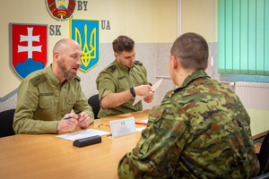 Egzaminatorzy i słuchacz szkolenia w zakresie szkoły podoficerskiej podczas egzaminu praktycznego. Egzaminatorzy i słuchacz szkolenia w zakresie szkoły podoficerskiej podczas egzaminu praktycznego.