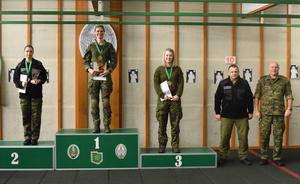 Funkcjonariuszki Straży Granicznej na podium obok stoją Zastępcy Komendanta Ośrodka Szkoleń Specjalistycznych Straży Granicznej w Lubaniu Funkcjonariuszki Straży Granicznej na podium obok stoją Zastępcy Komendanta Ośrodka Szkoleń Specjalistycznych Straży Granicznej w Lubaniu