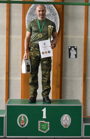 Funkcjonariusz Ośrodka Szkoleń Specjalistycznych Straży Granicznej na podium Funkcjonariusz Ośrodka Szkoleń Specjalistycznych Straży Granicznej na podium