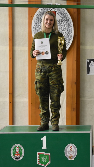 Funkcjonariuszka Ośrodka Szkoleń Specjalistycznych Straży Granicznej na podium Funkcjonariuszka Ośrodka Szkoleń Specjalistycznych Straży Granicznej na podium