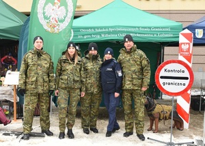 Funkcjonariusze SG oraz Policji przed stoiskiem promocyjnym OSS SG Funkcjonariusze SG oraz Policji przed stoiskiem promocyjnym OSS SG