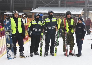 Funkcjonariusze Policji oraz Straży Granicznej podczas wspólnego patrolu narciarskiego Funkcjonariusze Policji oraz Straży Granicznej podczas wspólnego patrolu narciarskiego