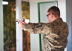 Uczniowie klas mundurowych podczas egzaminu końcowego Uczeń klasy mundurowej  podczas egzaminu strzeleckiego