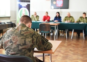 Uczniowie klas mundurowych podczas egzaminu końcowego Uczeń klasy mundurowej podczas egzaminy teoretycznego