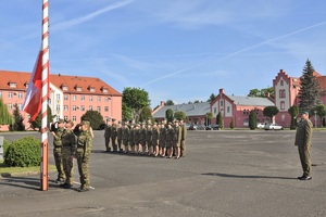 Uroczysta zbiórka na placu apelowym. Podniesienie Flagi Rzeczypospolitej Polskiej na maszt.