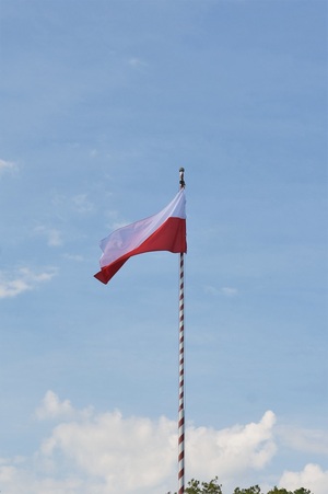 Flaga Rzeczypospolitej Polskiej na maszcie.