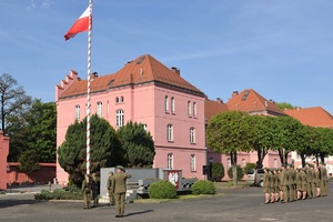 Uroczysta zbiórka na placu apelowym. Podniesienie Flagi Rzeczypospolitej Polskiej na maszt.